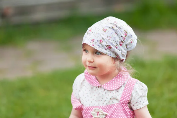 Porträt eines hübschen kleinen Mädchens im Halstuch, Sommer — Stockfoto