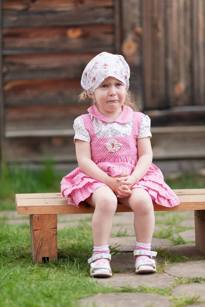 Portrait de jolie petite fille en mouchoir, été — Photo