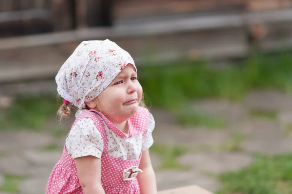 Portrait de jolie petite fille en mouchoir, été — Photo