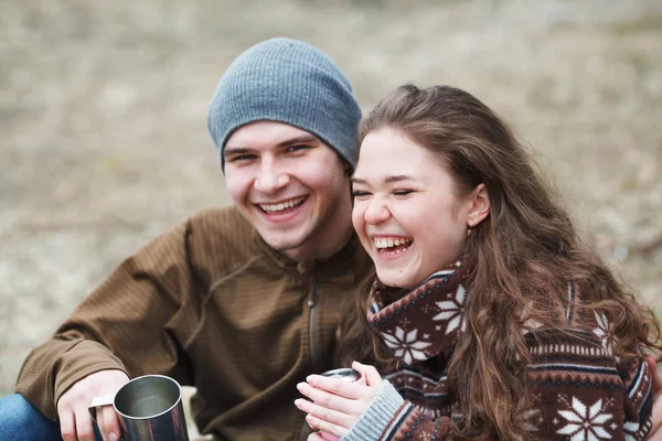 Historia de amor de Hermosa pareja feliz en el lago, bosque de primavera . —  Fotos de Stock