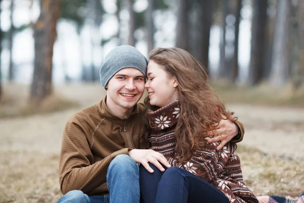 Liefdesgeschiedenis van de gelukkige paar mooie op lake, voorjaar bos. — Stockfoto