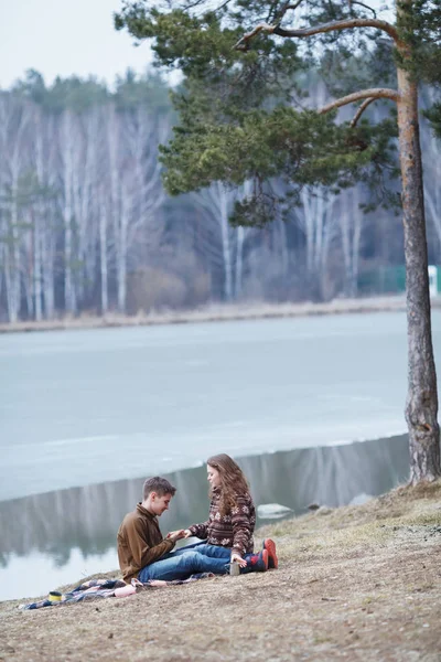 Historia de amor de Hermosa pareja feliz en el lago, bosque de primavera . — Foto de Stock