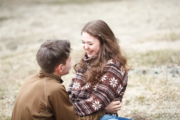 Historia de amor de Hermosa pareja feliz en el lago, bosque de primavera . — Foto de Stock