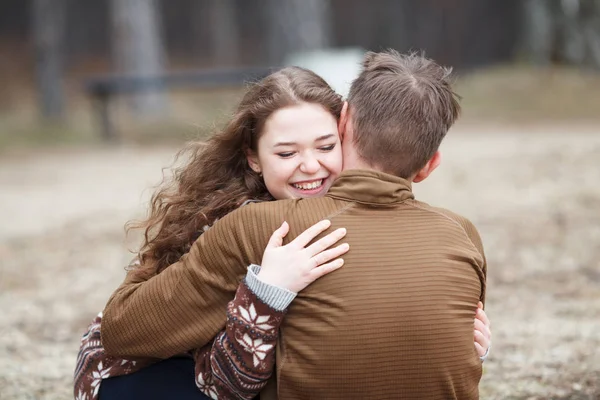 Liebesgeschichte eines schönen glücklichen Paares am See, im Frühlingswald. — Stockfoto
