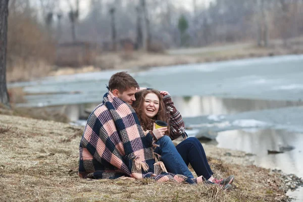 História de amor de belo casal feliz no lago, floresta de primavera . — Fotografia de Stock