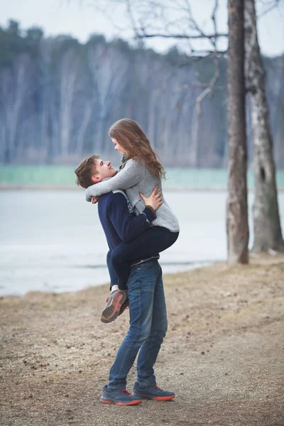 Liebesgeschichte eines schönen glücklichen Paares am See, im Frühlingswald. — Stockfoto