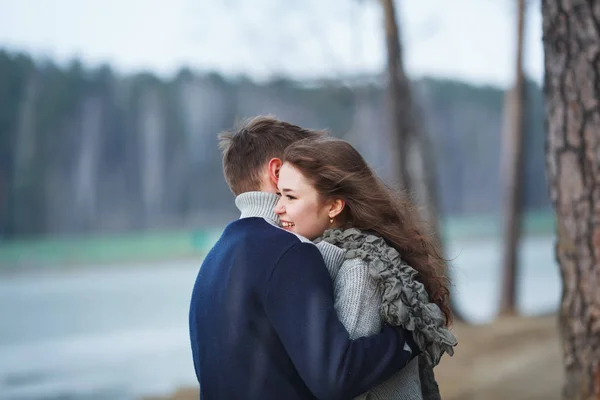 История любви счастливой пары на озере, весенний лес . — стоковое фото
