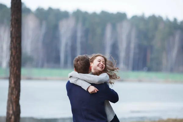 História de amor de belo casal feliz no lago, floresta de primavera . — Fotografia de Stock