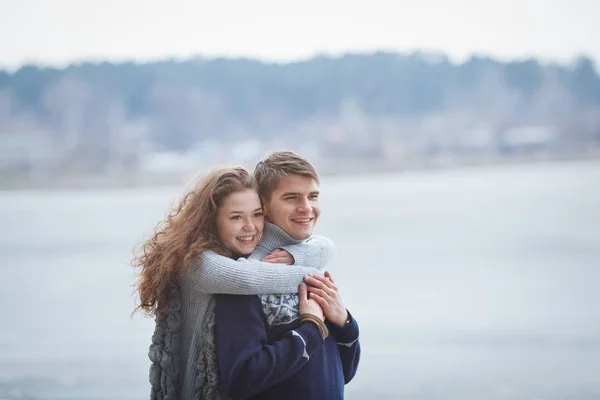 Liefdesgeschiedenis van de gelukkige paar mooie op lake, voorjaar bos. — Stockfoto