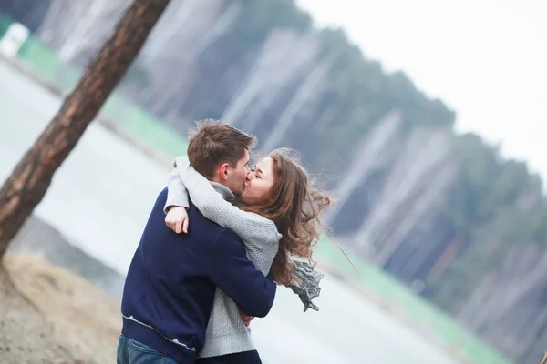 História de amor de belo casal feliz no lago, floresta de primavera . — Fotografia de Stock