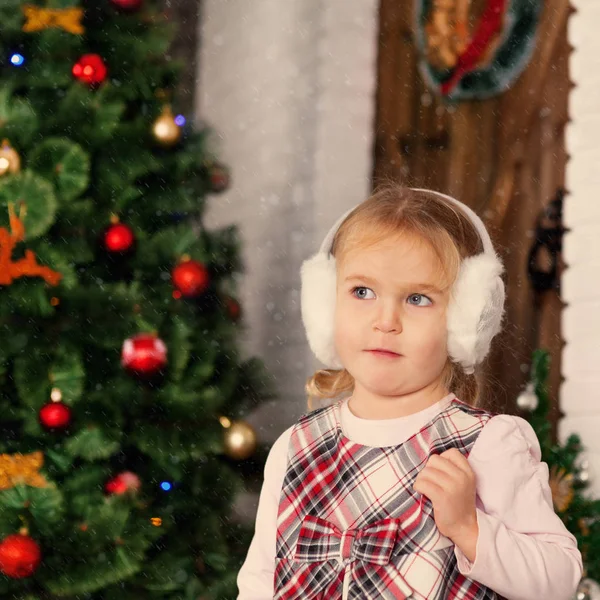 Mooi klein kind in de buurt van de kerstboom. — Stockfoto