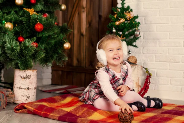 Mooi klein kind in de buurt van de kerstboom. — Stockfoto