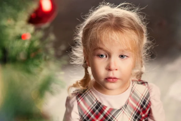 Criança bonita perto da árvore de Natal . — Fotografia de Stock