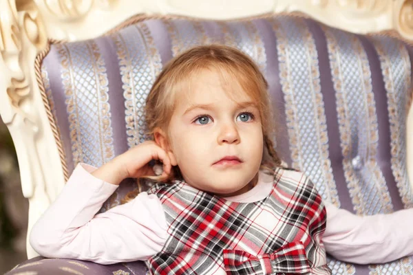 Jolie petite enfant près de l'arbre de Noël. intérieur — Photo