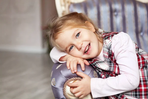 Hübsches kleines Kind in der Nähe von Christbaum. Innenräume — Stockfoto