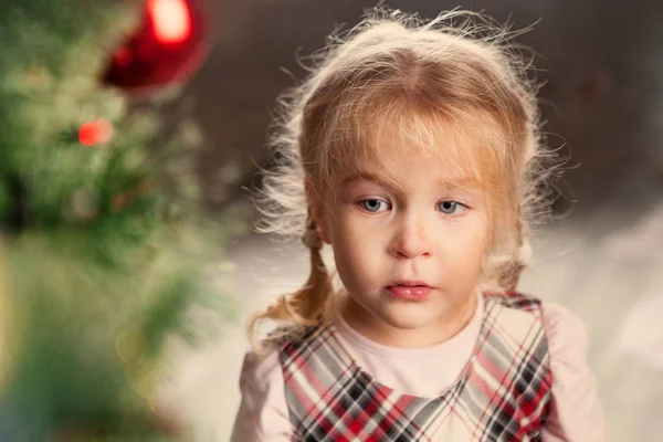 Mooi klein kind in de buurt van de kerstboom. Rechtenvrije Stockfoto's