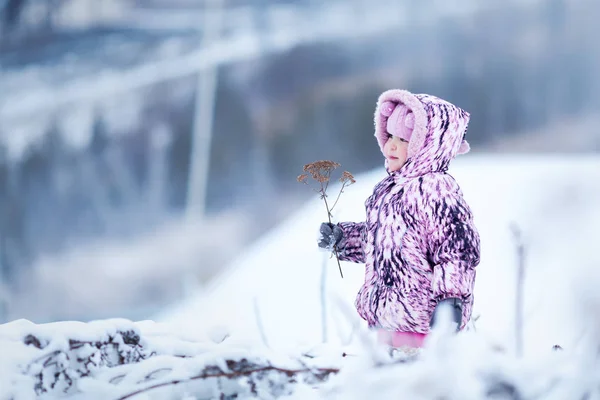 Mutlu güzel kız portresi kış, açık — Stok fotoğraf