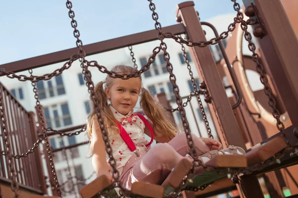 Glücklich Mädchen spielt auf dem Spielplatz, im Freien, Sommer — Stockfoto