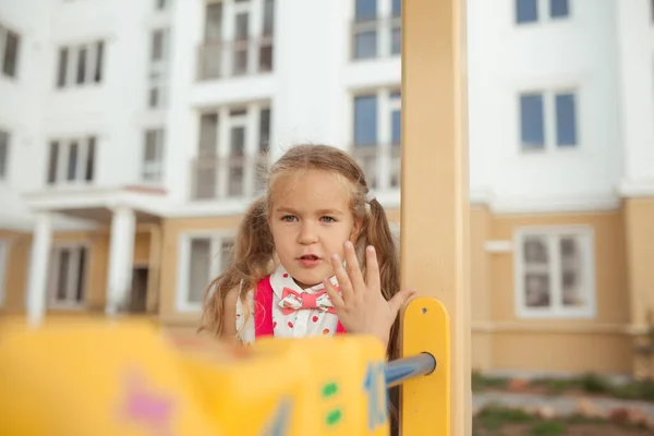 Mooi klein meisje leren tellen, kleuter op de kleuterschool op de speelplaats — Stockfoto