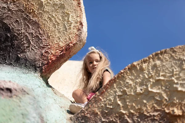 Uzun saçlı, pozitif ve neşeli küçük bir kızın duygusal portresi parkta yürüyor. Mutlu bir çocukluk. Yaz zamanı. Doğada yaz tatili — Stok fotoğraf