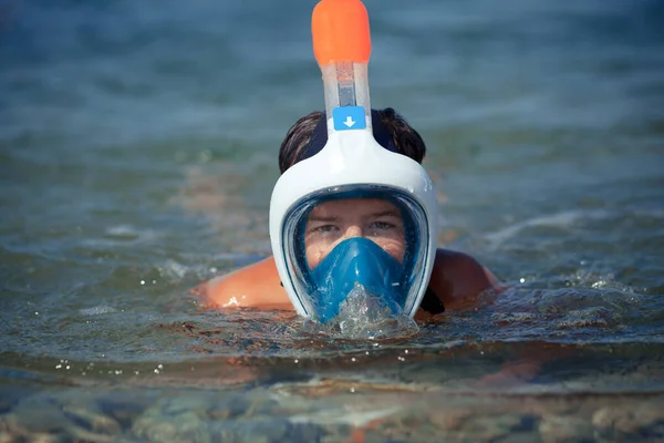 Άνθρωπος με μάσκα ψαροντούφεκο στα νερά — Φωτογραφία Αρχείου