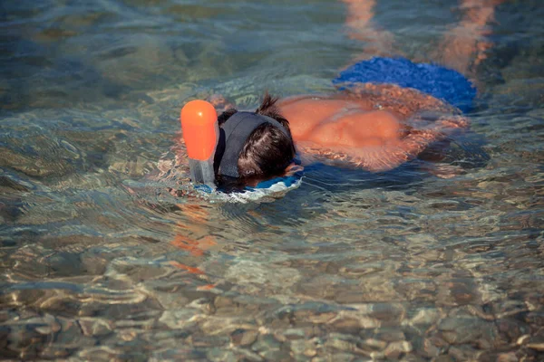 Uomo con maschera snorkeling in acqua limpida — Foto Stock