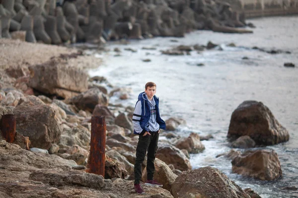 Portrét pohledného, vážně brutálního chlapa. Teenager u moře, — Stock fotografie