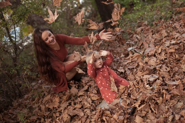 Happy mother and daughter are walking in the autumn park — Stock Photo, Image