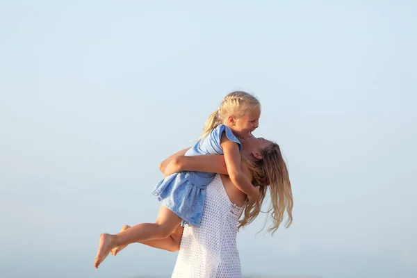 Portrait of happy sisters. They hug on the background of the sea. — 图库照片