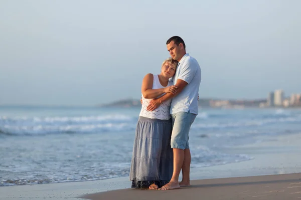 Portrét šťastného milence manžela a manželky. Pár procházek po moři při východu slunce — Stock fotografie