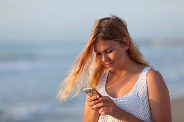 Portrait of a young beautiful girl on a background of the sea. — Stok fotoğraf