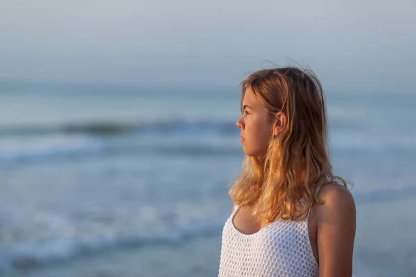 Retrato de una joven hermosa niña sobre un fondo del mar . —  Fotos de Stock