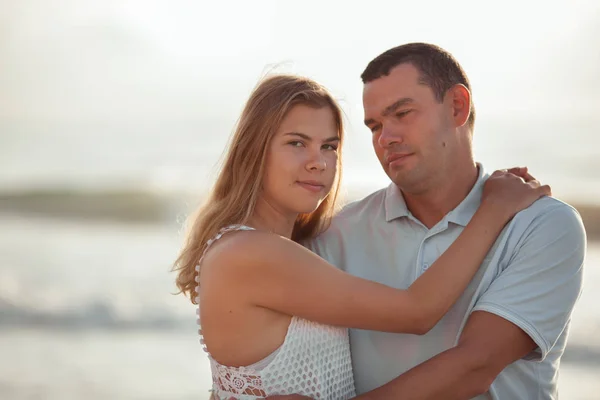 Gelukkig vader en zijn dochter op strand — Stockfoto