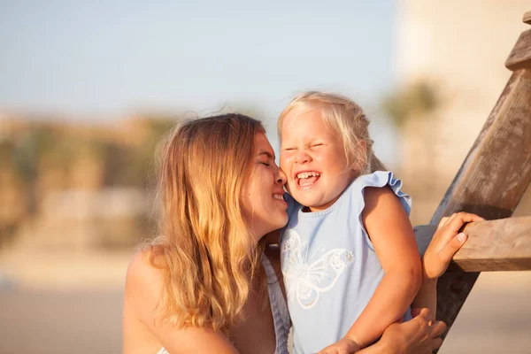 Portrait of happy sisters. They hug on the background of the sea. — Stock Photo, Image