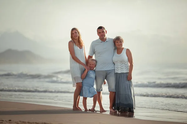 Portrait of happy family. They hug on the background of the sea. — Stock Photo, Image