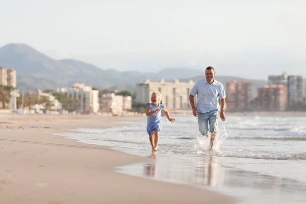 Feliz padre y su adorable hijita en la playa — Foto de Stock