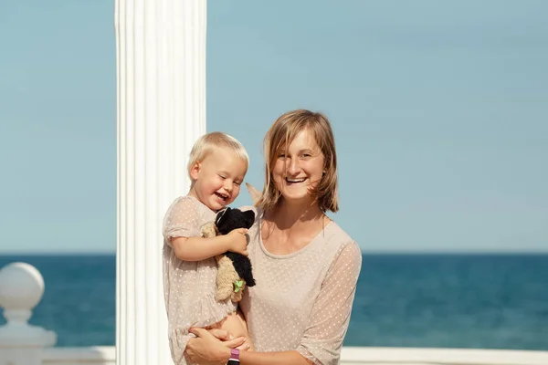 Mãe e filha muito felizes em um passeio perto do mar — Fotografia de Stock