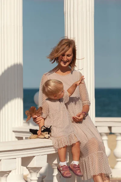 Mãe e filha muito felizes em um passeio perto do mar — Fotografia de Stock