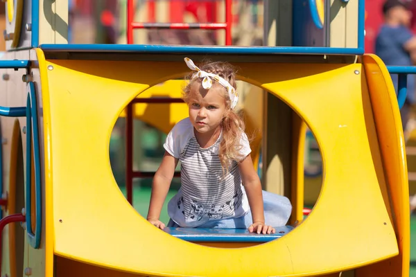Gelukkig meisje speelt in de speeltuin, buiten, zomer — Stockfoto