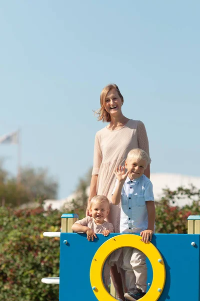 Retrato de mães felizes com filhos. A família caminha no playground no verão — Fotografia de Stock