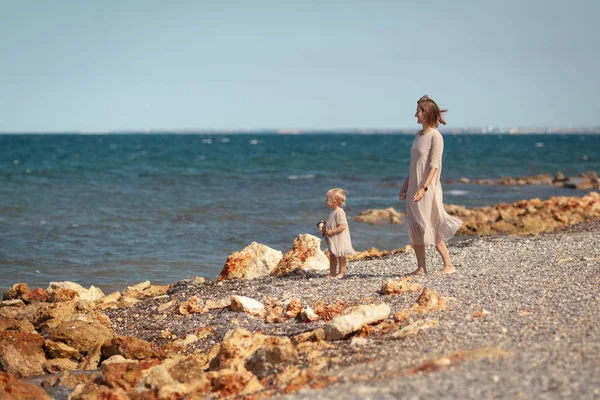 Pretty happy mom and little daughter on a walk near the sea — Stok fotoğraf