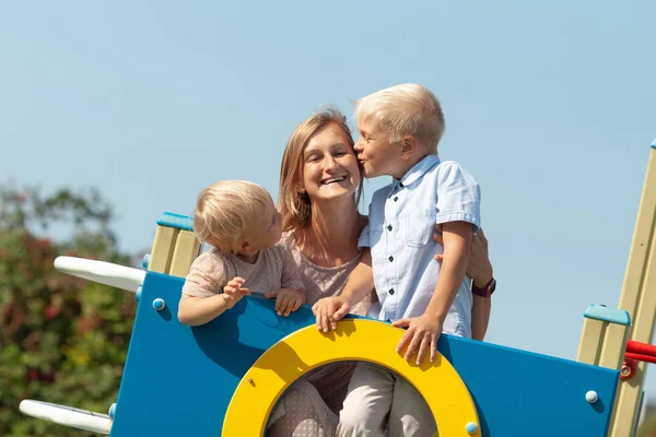 Retrato de mães felizes com filhos. A família caminha no playground no verão — Fotografia de Stock