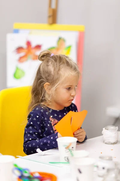 La fille est engagée dans la créativité dans l'atelier, à l'intérieur — Photo