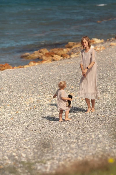 Mãe e filha muito felizes em um passeio perto do mar — Fotografia de Stock