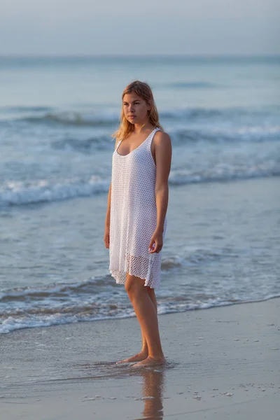 Portret młodej pięknej dziewczyny na tle morza. — Zdjęcie stockowe