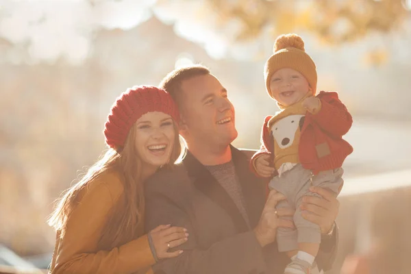 Bela família feliz em um passeio no parque de outono — Fotografia de Stock