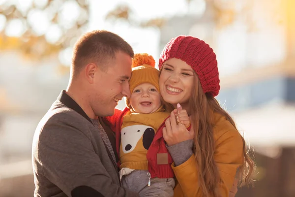 Bela família feliz em um passeio no parque de outono — Fotografia de Stock