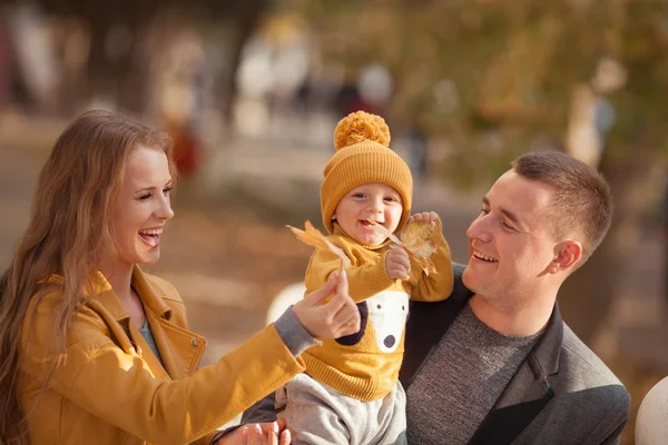 Счастливая семья на прогулке в осеннем парке — стоковое фото