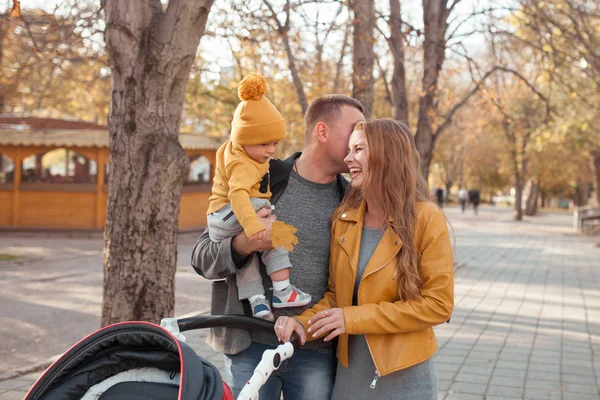 Bela família feliz em um passeio no parque de outono — Fotografia de Stock