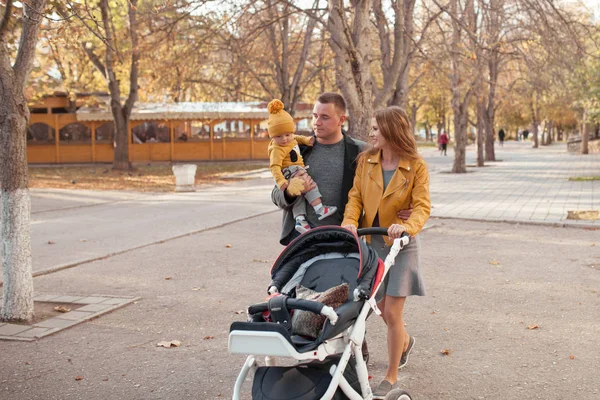 Счастливая семья на прогулке в осеннем парке — стоковое фото